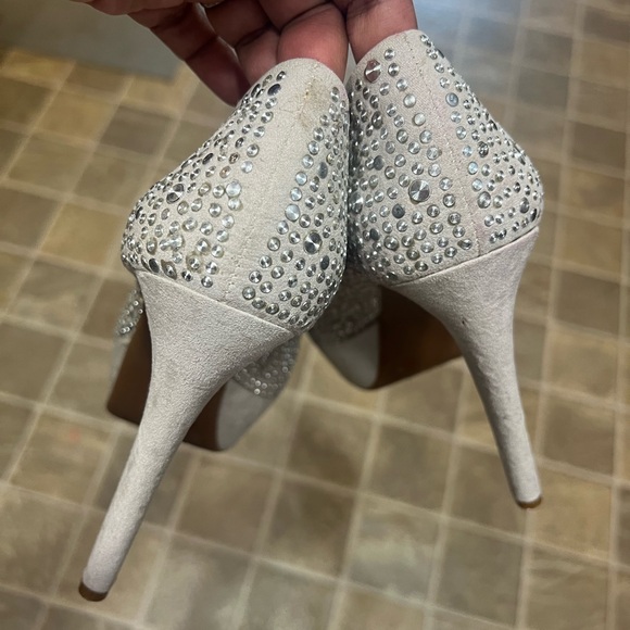 Gianni Bini silver sparkly platform pumps. Sz 7 - Picture 5 of 7